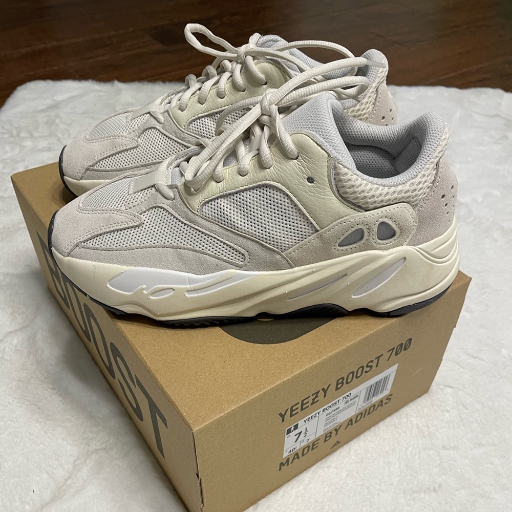 Yeezy boost 700 size 7.5 analog